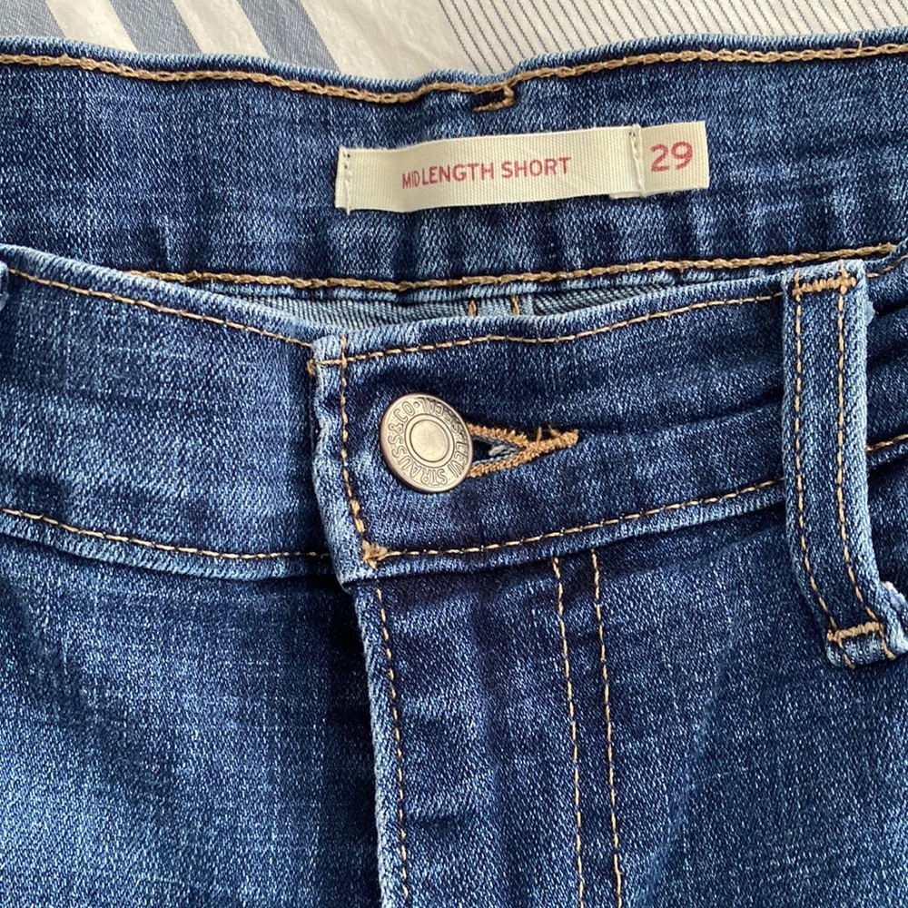 Women’s Levi shorts - Picture 2 of 7